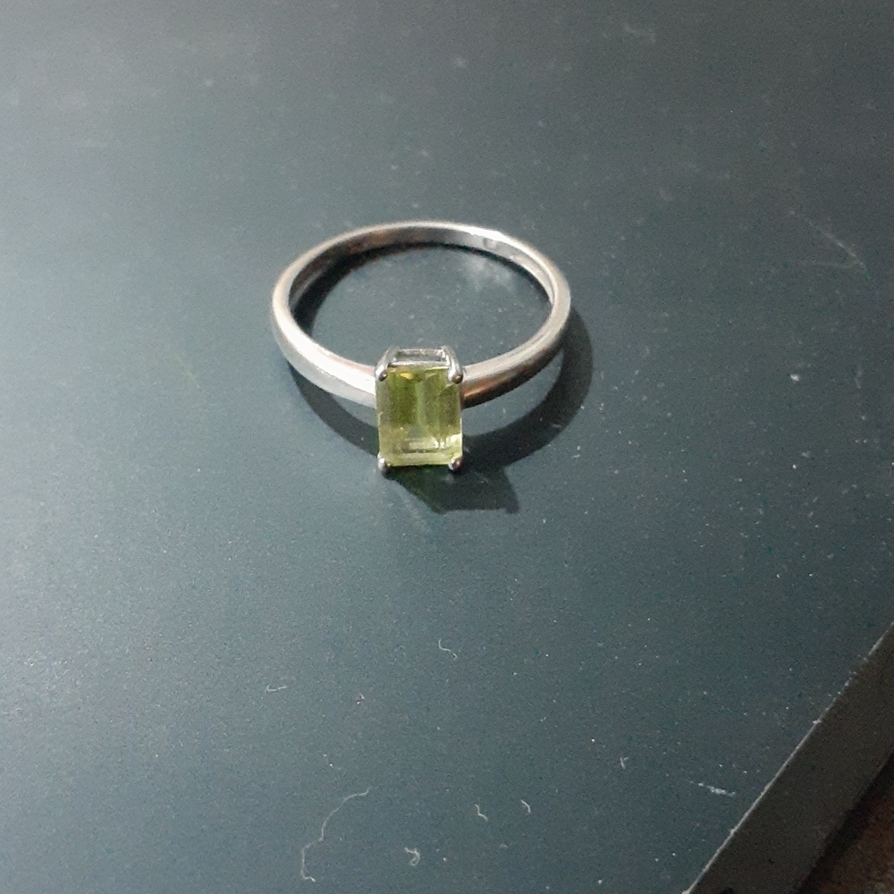 10k white gold peridot ring